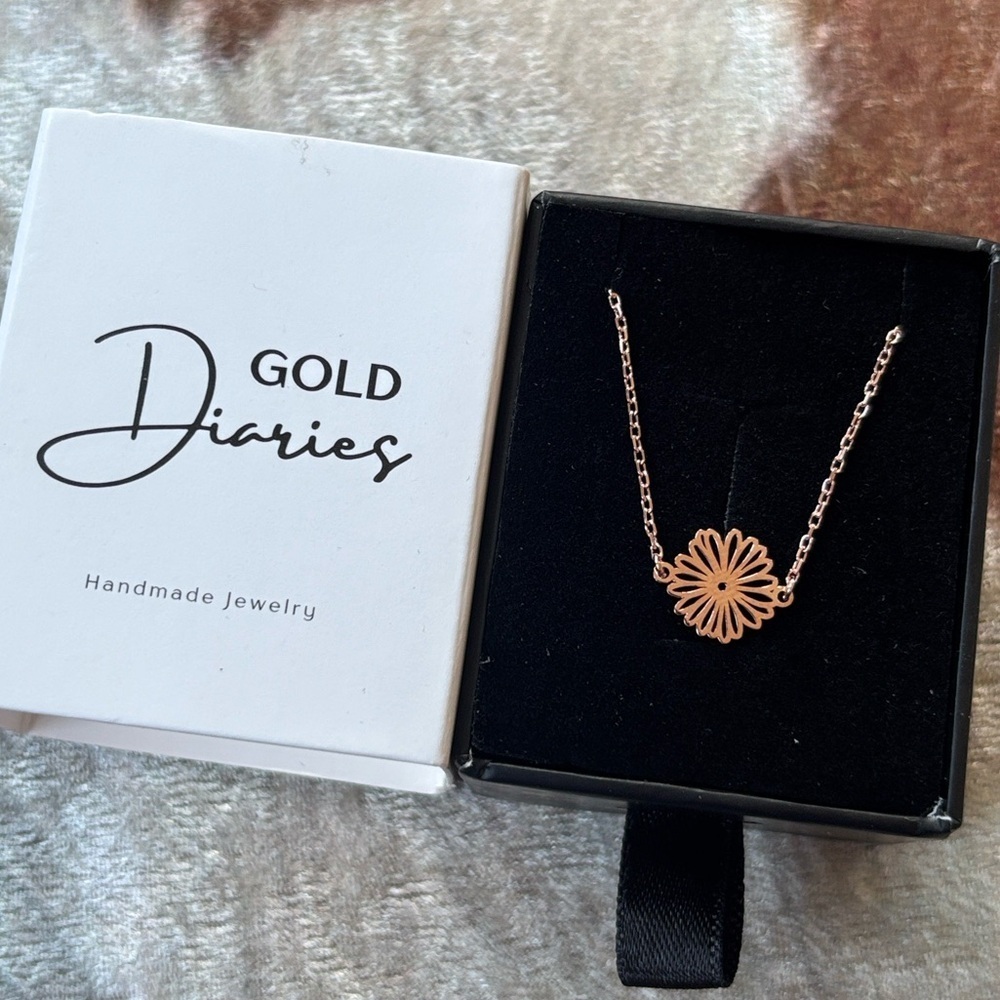 Brand New Rose Gold Plated 925 Sterling Silver Sideways Daisy Flower Necklace